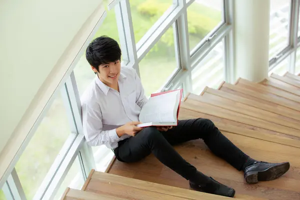 Ázsiai Diák Olvasott Tankönyvet Egyetemi Könyvtárban Tanulás Otthoni Munka — Stock Fotó