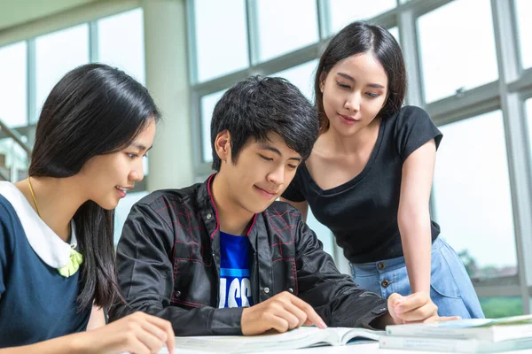 Asiatiska Student Arbetar Hemma Arbete För Att Samlas Biblioteket Universitetet — Stockfoto