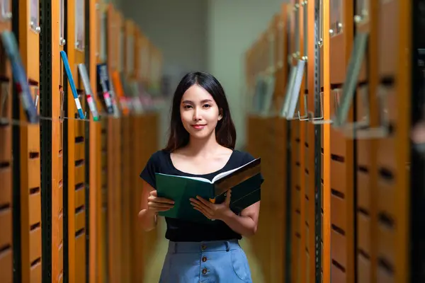 Asiatisk Kvinna Student Läsa Lärobok Hennes Universitetsbibliotek För Lärande Och — Stockfoto