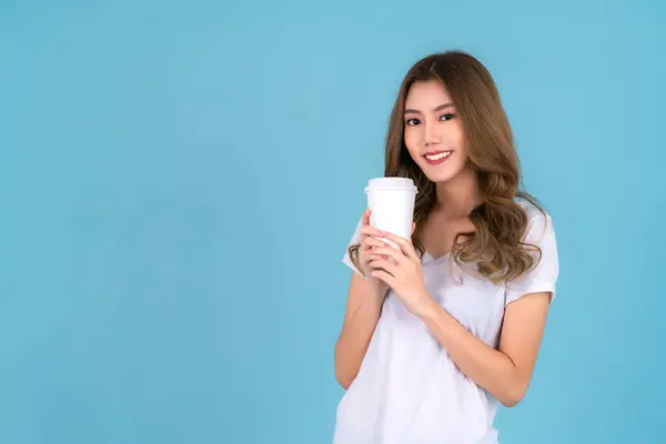 Mulher Asiática Com Taça Papel Café Takeaway Chá Gelo Xícara — Fotografia de Stock