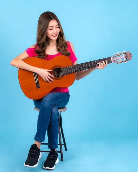 Азіатська Щаслива Співачка Сидить Барному Стільці Співає Пісню Акустичною Гітарою — стокове фото