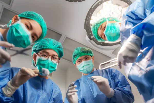 Азіатська Жінка Пацієнтка Хірургічна Команда Операційній Лікар Професійна Операція Носі Стокове Зображення