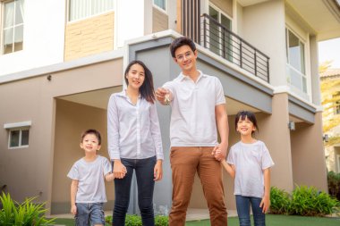 Asyalı aile, annesi ve kızıyla birlikte Bangkok, Tayland 'daki ana köyünde yürüyüş yapıyor.