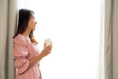 Asyalı gezgin kadın için sanat eserleri için beyaz arka planda izole edilmiş otel penceresinin perdesi açık ve seyahat yeri için görüntü görüntüsü yerleştirmeye hazır.