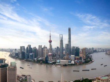Nehir ve sabah gökyüzü arkaplanlı Şangay şehri, Çin