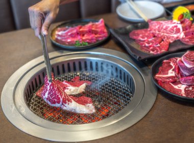 Japon restoranındaki Kore barbekü masasında keto diyeti için lezzetli ve sağlıklı yiyecekler.