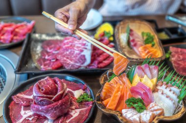 Japon restoranındaki Kore barbekü masasında keto diyeti için lezzetli ve sağlıklı yiyecekler.