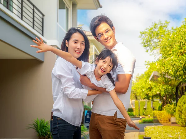 Aziatische Familie Wandelen Verzamelen Met Moeder Vader Dochter Huis Dorp — Stockfoto