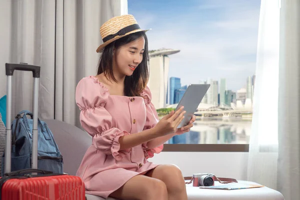 Азіатська Жінка Читає Перевіряє Місце Поїздки Мобільному Додатку Готельному Номері — стокове фото