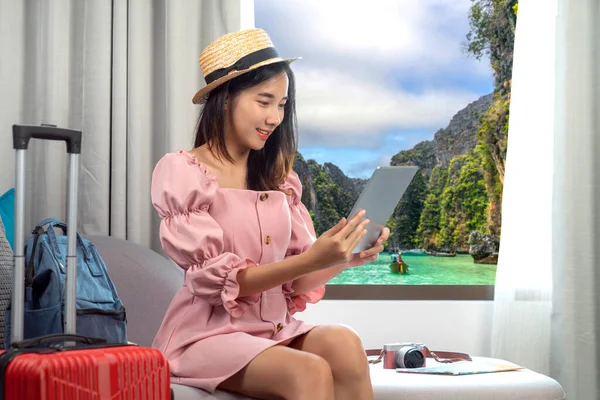Азіатська Жінка Читає Перевіряє Місце Подорожі Мобільному Готельному Номері Завісою — стокове фото
