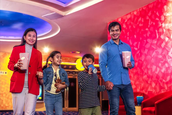 Feliz Filme Espera Família Indonésia Frente Cinema Com Pipocas Bebidas — Fotografia de Stock
