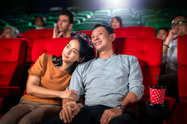 Feliz Viagem Casal Asiático Doce Sentar Togather Assento Vermelho Olhando — Fotografia de Stock