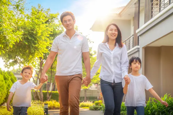Asiatische Familie Fuß Mit Mutter Vater Und Tochter Heimatdorf Park Stockbild