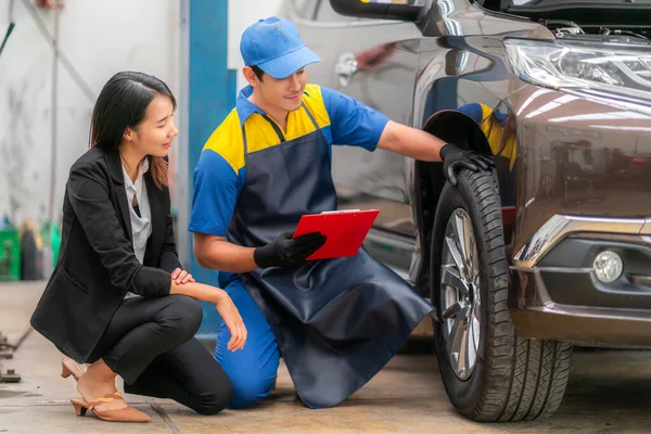 Reparador Técnico Serviço Garagem Carro Azul Uniforme Stand Dup Sorriso Imagem De Stock