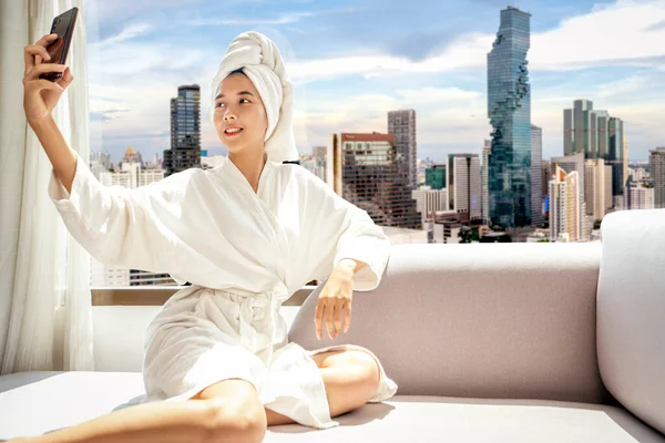 Aziatische Reiziger Vrouw Ontspannen Het Bed Hotelkamer Met Bangkok Stad Stockafbeelding