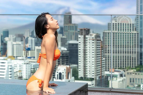Japanska Kvinna Resa Och Koppla Hotellets Takpool Med Fuji Berg Stockbild