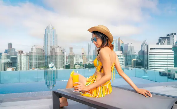 Asiatische Reisende Schlafen Und Entspannen Swimmingpool Auf Dem Hoteldach Mit lizenzfreie Stockbilder