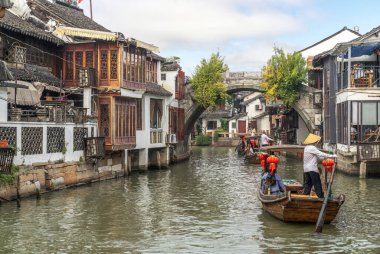 Çin 'in Şangay şehrindeki Zhouzhuang köyündeki taş köprü ve su kasabasında seyahat edin.