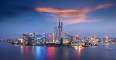 Nehir ve sabah gökyüzü arkaplanlı Şangay şehri, Çin