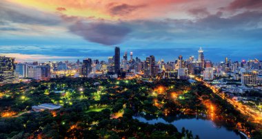 Lumpini Parkı ve Bangkok şehri çatıda gün batımı gökyüzü olan bar ve restoran.