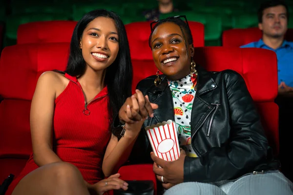 Lezbiyen Igbt Lgbtq Çift Tatlı Sinemada Film Keyfini Çıkarın Kadın Telifsiz Stok Imajlar