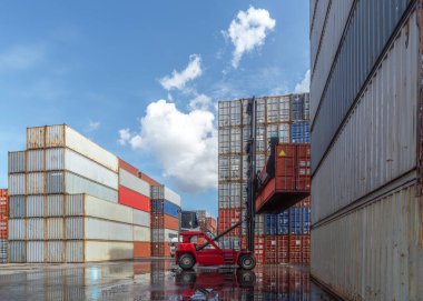 Konteynırlar forkliftle limana kaldırılır. Minibüsü kamyona yükleyip bir kargo gemisine nakledeceğiz.