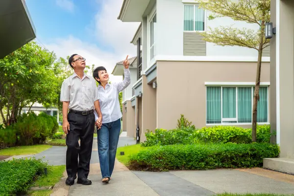 Asiatique Vieux Couple Personnes Acheter Nouvelle Maison Ils Épargne Après Photos De Stock Libres De Droits