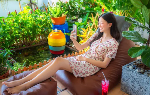 Mulher Asiática Dormir Relaxar Com Bebida Vermelha Mão Seu Jardim Imagens Royalty-Free