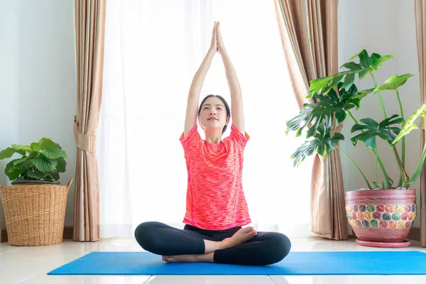 Asyalı Kadın Evinde Yoga Minderiyle Oturma Odasında Egzersiz Yapıyor Stok Fotoğraf