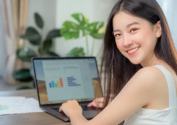 Asijské Obchodní Žena Pracující Domácí Kanceláři Stole Počítačem Notebook Šálek Royalty Free Stock Obrázky