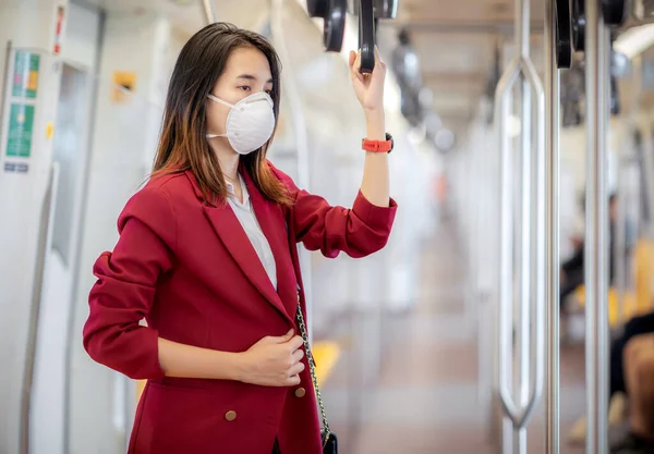 Pasažérka Stojící Bts Při Cestování Bangkoku Během Epidemie Znečištění Ovzduší Stock Obrázky