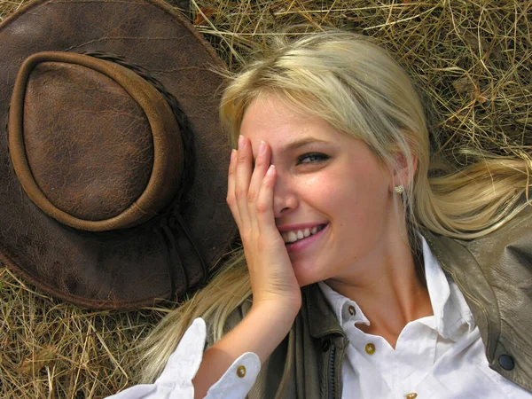Ritratto Giovane Cowgirl Attraente Nel Ranch Giorno Estate — Foto Stock