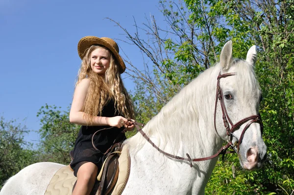 在阳光明媚的日子里骑着长发骑马的少女 — 图库照片