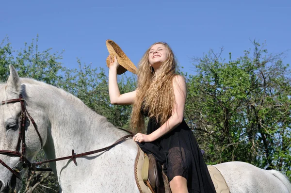 在阳光明媚的日子里骑着长发骑马的少女 — 图库照片