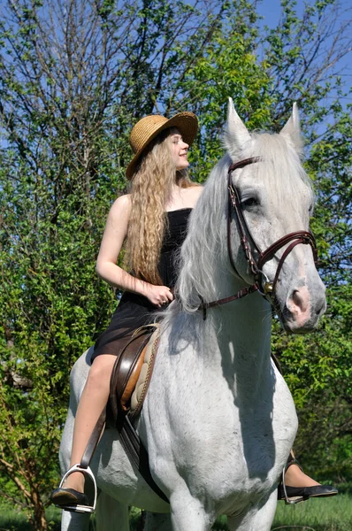 Teenage Girl Long Hair Horseback Riding Sunny Day — Stock Photo, Image