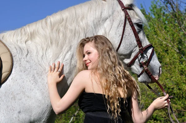 Retrato Menina Loira Com Cabelos Longos Cavalo Branco Dia Ensolarado — Fotografia de Stock