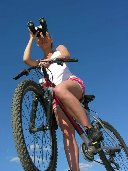 Привлекательная Счастливая Женщина Биноклем Путешествующая Велосипеде Летний День Вид Низким — стоковое фото