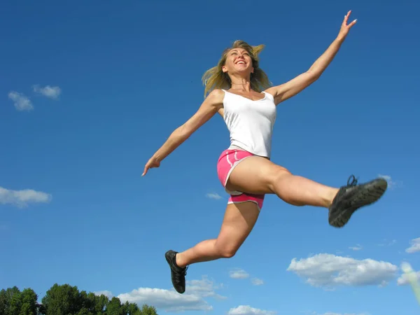 Junge Athletische Frau Weitsprung Auf Blauem Himmel Hintergrund Bewegungsunschärfe — Stockfoto