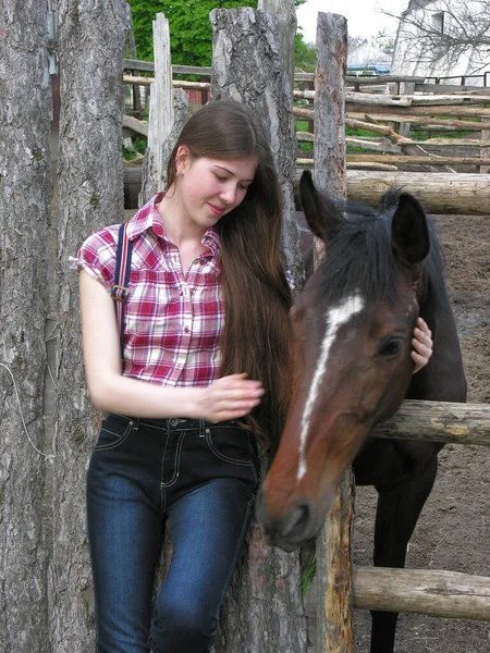Retrato Jovem Mulher Atraente Cavalo Jovem Fazenda — Fotografia de Stock