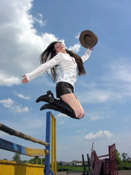 Joven Atractiva Mujer Estilo Vaquera Demuestra Una Clase Magistral Salto —  Fotos de Stock