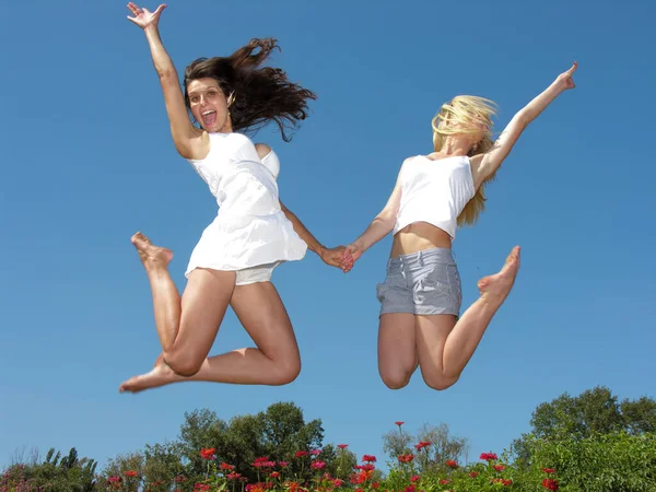 Две Веселые Подружки Прыгающие Улицу Солнечный День — стоковое фото