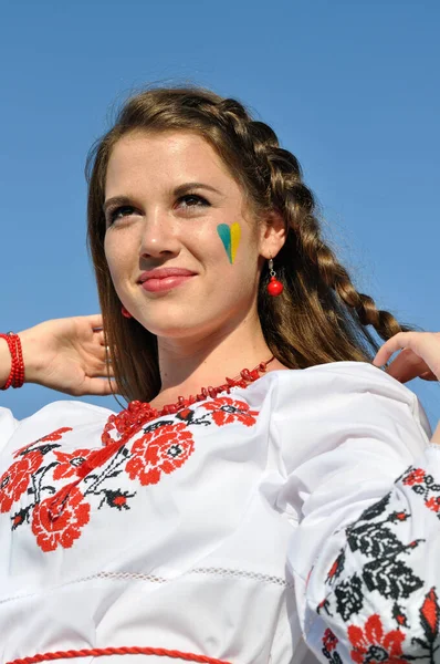 Utomhus Porträtt Ung Ukrainsk Kvinna Traditionella Ukrainska Kläder — Stockfoto