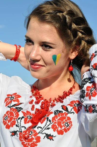 Utomhus Porträtt Ung Ukrainsk Kvinna Traditionella Ukrainska Kläder — Stockfoto