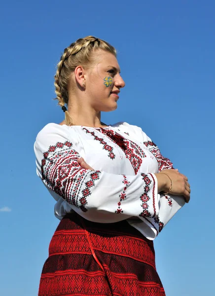 穿着传统乌克兰服装的年轻乌克兰妇女的户外肖像 — 图库照片