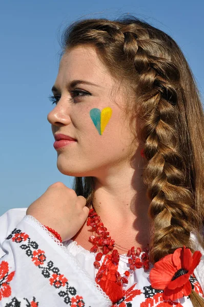 Портрет Молодої Українки Традиційному Україніанському Одязі — стокове фото
