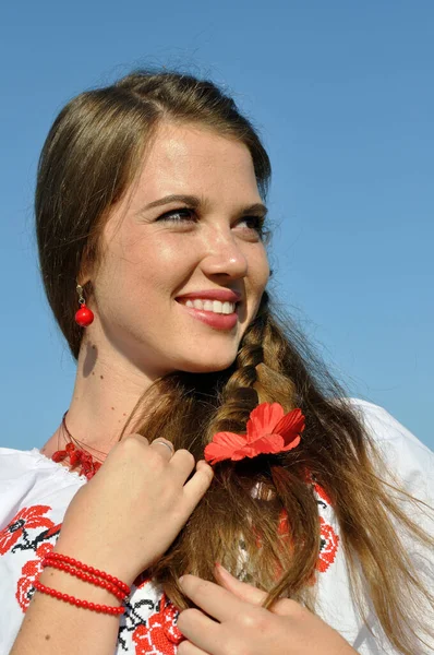 Outdoor Portrait Young Ukrainian Woman Traditional Ukrainian Clothes — Stock Photo, Image