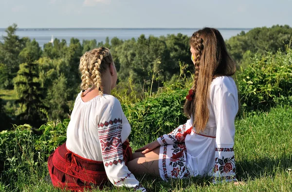Utomhus Porträtt Två Unga Ukrainska Kvinnor Traditionella Ukrainska Kläder — Stockfoto