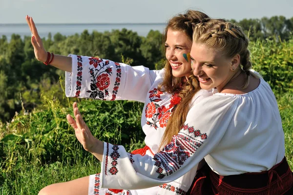 Outdoor Portrait Two Young Ukrainian Women Traditional Ukrainian Clothes — Stock Photo, Image