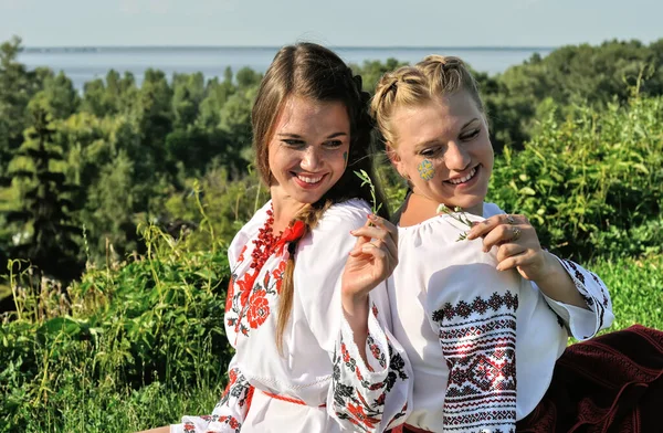 Retrato Aire Libre Dos Mujeres Ucranianas Jóvenes Ropa Tradicional Ucraniana — Foto de Stock