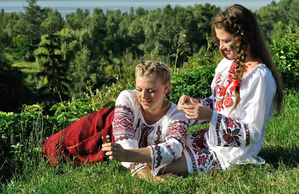 Відкритий Портрет Двох Молодих Українських Жінок Традиційний Одяг Українських — стокове фото